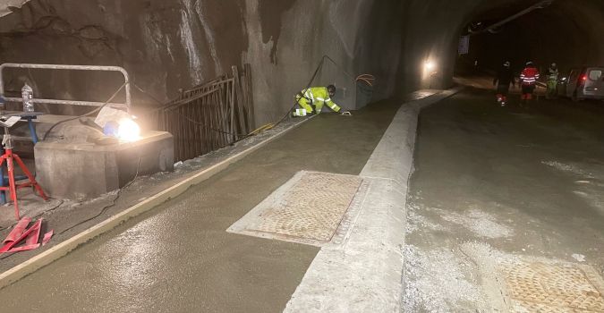 mann støper bankett i tunell