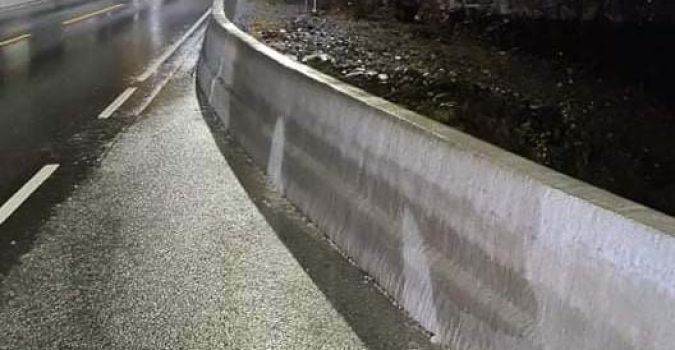 Betongrekkverk mot tunnelmunning på kvelden