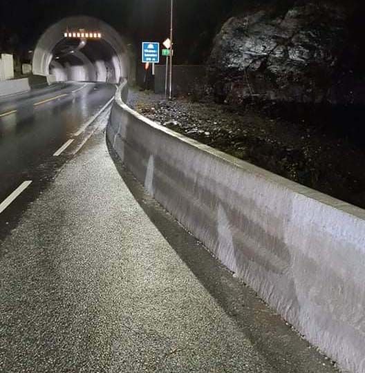 Betongrekkverk mot tunnelmunning på kvelden