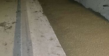 nærbilde av nystøpt bankett i tunel