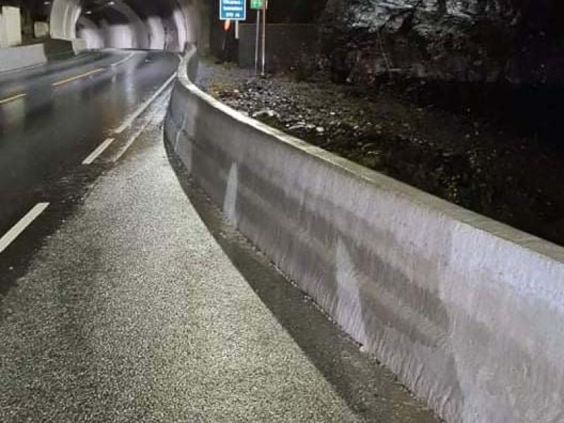 Betongrekkverk mot tunnelmunning på kvelden