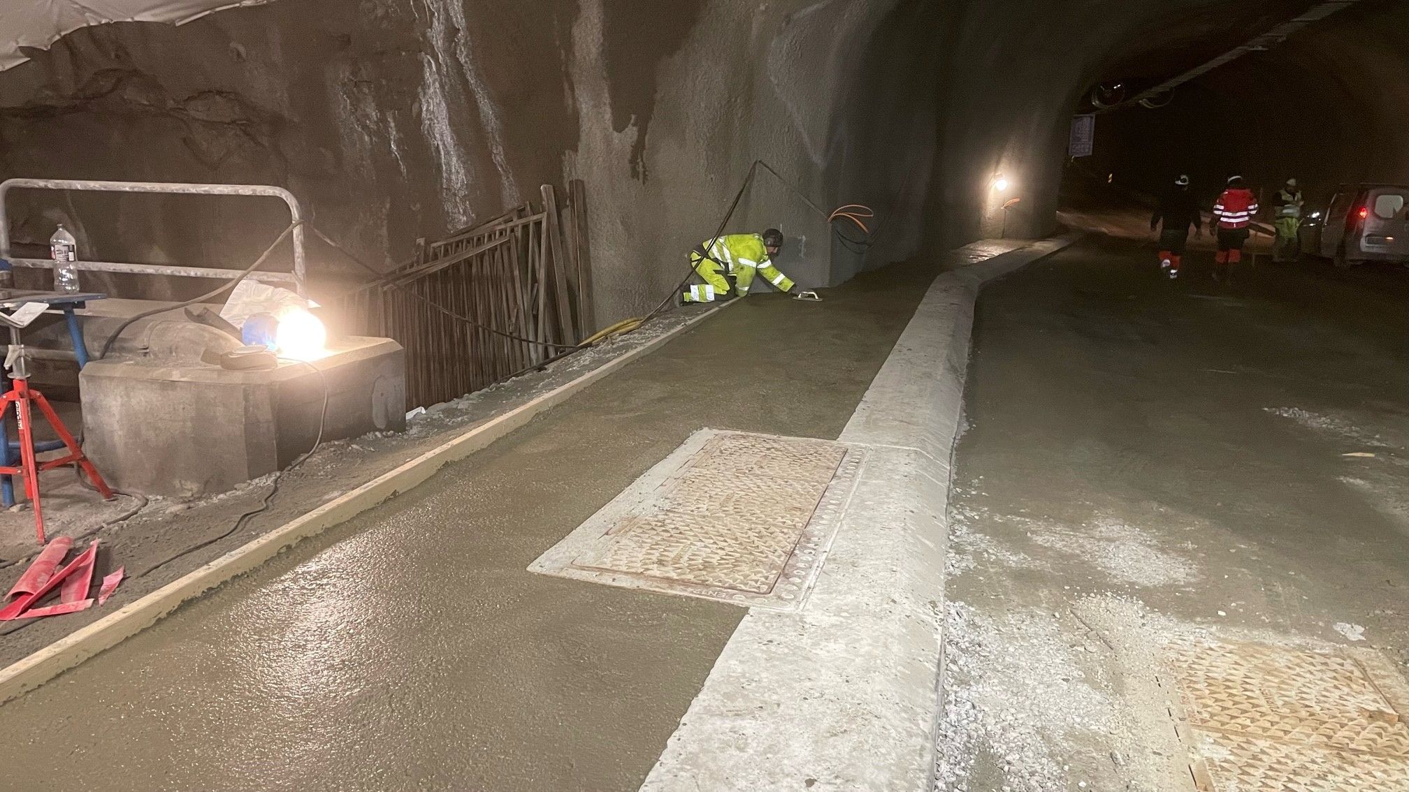 mann støper bankett i tunell