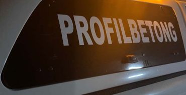 Nærbilde av logo profilbetong på bil som bruks ifm oppføring av betongrekkverk