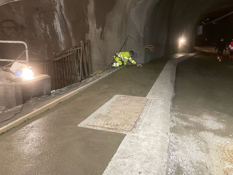 mann støper bankett i tunell