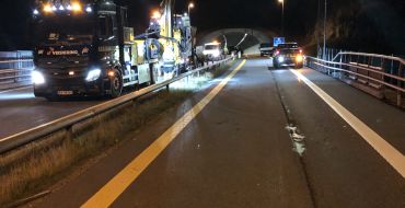 Arbeid med oppsetting av rekkverk på kvelden